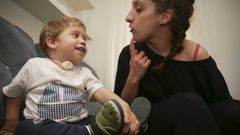 Alexia mira a su hijo, Miguel, un a�o despu�s del dram�tico episodio en el sof� en el que ocurri� todo