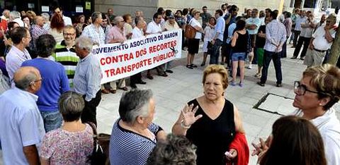 Asociaciones de vecinos de Nar�n convocaron la protesta contra los recortes, a la que se sumaron colectivos de Ferrol y Neda. 