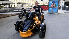 Alberto Catoira con su llamativo veh�culo. 