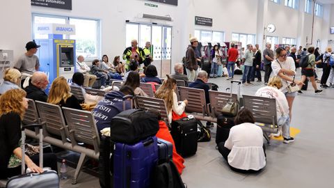 Decenas de personas esta mañana en la estación de tren de A Coruña