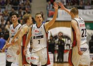Donnie McGrath intercambia un saludo con Bendzius en el partido ante el Murcia. 
