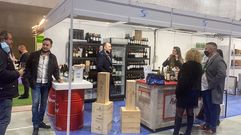 P�blico frente a uno de los sesenta puestos de la Festa de Distribuidores �L de Lugo�
