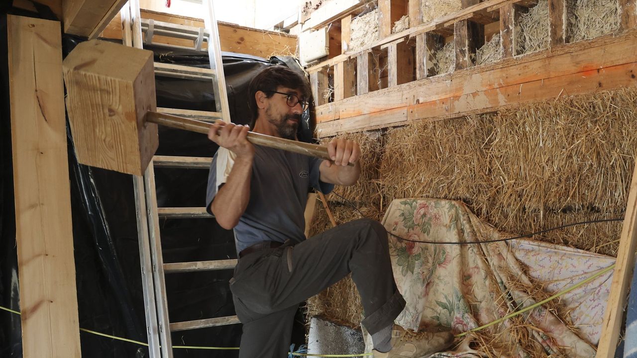 La casa con balas de paja en Vedra: «Os meus fillos xa din que os tres porquiños non sabían construír»