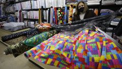 �En Viveiro siempre ha habido gente que se disfraza a �ltima hora; tengo vendido telas hasta el �ltimo d�a�, destaca Ana Cabarcos, de Tejidos Rogelio, que vende estos d�as a precios del 2020 telas de fantas�a, fieltros, tules, rasos o brocados