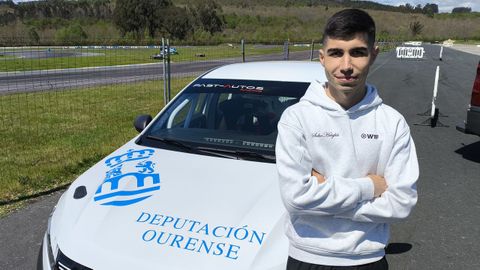Rubén Carrillo, junto a al Dacia Sandero que conducirá en el autonómico de ralis