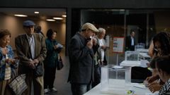 Colas de electores en el colegio situado en la Casa del Agua, A Coru�a.