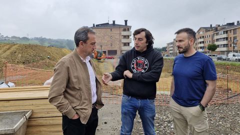 El consejero de Ordenación de Territorio, Ubanismo, Vivienda y Derechos Ciudadanos, Ovidio Zapico; el alcalde de Llanera, Gerardo Sanz, y el director general de Vivienda, Jesús Daniel Sánchez