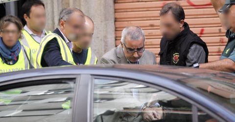Alfonso Basterra, entrando en el coche policial tras el registro de sus viviendas.