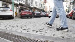 Adoquines hundidos y descolocados en la calzada de la plaza del Callao.