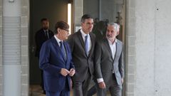 Illa, S�nchez y el alcalde de Barcelona, Jaume Collboni, durante su visita a una promoci�n de vivienda p�blica en la ciudad.