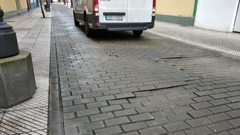 Baches en la calzada de la calle �lvarez Lorenzana, en el barrio de El Cristo de Oviedo