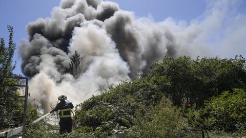 Miembros del cuerpo de Bomberos trabajan en las labores de extinci�n de un incendio en el pol�gono de Silvota