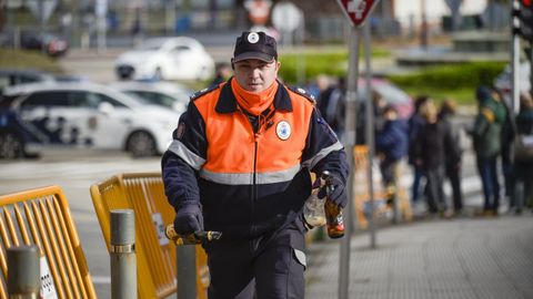 Personal de Protecci�n Civil velando por la seguridad en el derbi.