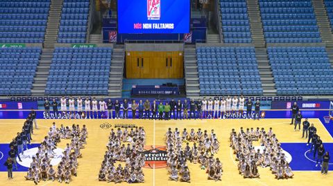 Foto de todos los equipos de las categor�as base del Obradoiro con los jugadores de la primera plantilla como padrinos.