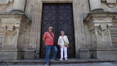 Mar�a Digna y Gerardo Zas, de la Coral Casa do Mar, frente a la iglesia de San Jorge.