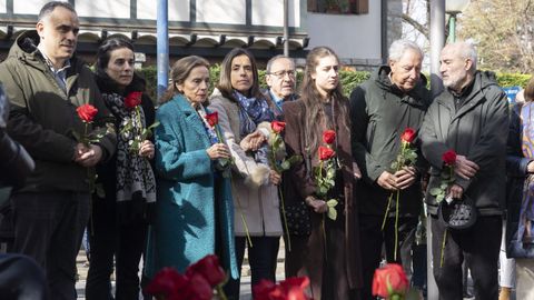 La viuda de Fernando Buesa, Natividad Rodr�guez, sus hijas, Sara y Marta Buesa, y el padre de Jorge D�ez Elorza, Jos� Antonio D�ez, durante la ofrenda floral con motivo del 26.� aniversario del asesinato del dirigente del PSE-EE, Fernando Buesa, y su escolta, Jorge D�ez Elorza. 