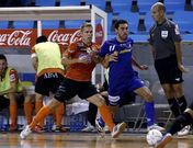 El burelista Matamoros persigue al jugador lucense Chano en el derbi de ayer en Lugo.
