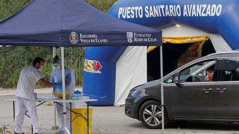 Pruebas PCR en el autoCOVID para la recogida de muestras en el polgono de Guadamia, Asturias