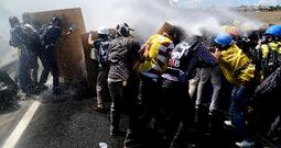 La polic�a carg� con gas lacrim�geno y chorros de agua contra los manifestantes tras la sentencia dictada en Silivri.