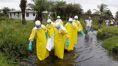Sanitarios contra el �bola en Liberia