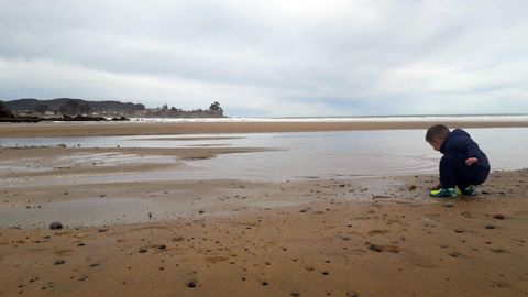 Un ni�o juega en la playa de La Espasa, en Caravia