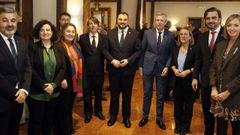 Los consejeros asturianos de Medio Rural, Alejandro Calvo; de Turismo, Berta Pi��n; de Educaci�n, Lydia Espina, y de Industria, Enrique Fern�ndez. El conselleiro de Facenda, Miguel Corgos; el presidente asturiano, Adri�n Barb�n; el presidente de la Xunta, Alfonso Rueda; la conselleira de Infraestruturas, Ethel V�zquez; el vicepresidente segundo, Diego Calvo, y la conselleira de Pol�tica Social, Fabiola Garc�a.