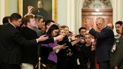 El l�der de la minor�a dem�crata en el Senado, Chuck Schumer, calific� de �farsa� la primera d�a del �impeachment�