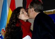 El alcalde, con una de las j�venes becadas