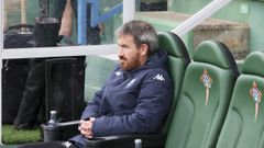 Dom�nguez en el banquillo del Racing durante el derbi. 