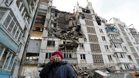 Valentina Demura, de 70 aos, junto al bloque de edificios donde resida en Maripol