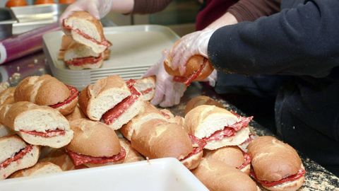 Imagen de archivo de la preparacin de unos bocadillos