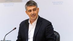El director de Augas de Galicia, Roi Fern�ndez, en el Parlamento.