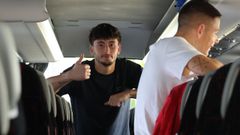 Bruno Rielo y �lvaro Bastida se acomodan en el autob�s de los ourensanistas