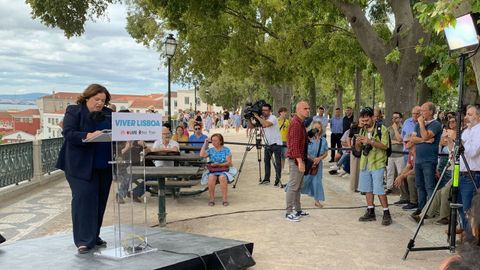 Alexandra Leito, exministralder de la coalicin de izquierdas liderada por el Partido Socialista (PS), interviene el viernes en su presentacin para las elecciones municipales de octubre en Lisboa.