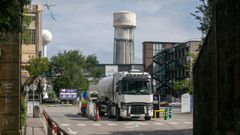 Un cami�n en las inmediaciones de la factor�a Saint Gobain Cristaler�a en Avil�s, a 15 de mayo de 2024, en Avil�s, Asturias (Espa�a).