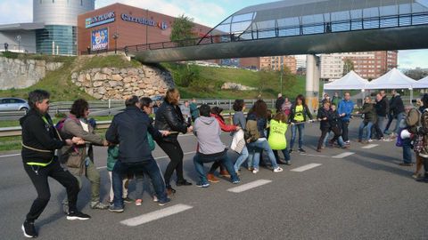 El amag�estu del Bulevar de Santullano incluy� juegos tradicionales como el tiro de cuerda, sobre la carretera cortada al tr�fico.El amag�estu del Bulevar de Santullano incluy� juegos tradicionales como el tiro de cuerda, sobre la carretera cortada al tr�fico