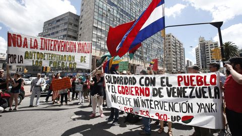 Decenas de personas se manifiestan en Montevideo (Uruguay) a favor del gobierno de Maduro, durante la primera reuni�n del Grupo Internacional de Contacto sobre Venezuela