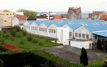 La f�brica de Vilaxo�n -en la foto, su fachada trasera- lleva varios meses sin actividad.