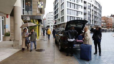 Llegada de visitantes a Sanxenxo en Jueves Santo
