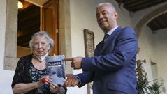 A autora estivo acompa�ada do secretario xeral de Pol�tica Ling��stica, Valent�n Garc�a