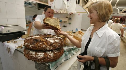 Puesto de pan de maz en el Mercado Municipal de Carballo