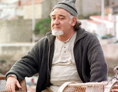 <span lang= gl >�Melghacho�</span>. Manel Lourenzo era, no seu papel, o sabio-fil�sofo da serie Mareas vivas. Sentado no porto, todos lle ped�an consello. Con palabras ou con silencios, el d�baos. Sempre mirando ao mar, tom�ndoo como referencia para a vida.  