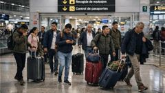 Varios inmigrantes aterrizan en un aeropuerto espa�ol para empezar su nueva etapa laboral, en una imagen de archivo.
