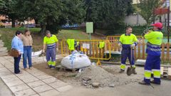 La edila, Ana Lamas, visita los trabajos de mejora de accesibilidad en el parque Juan de Austria.