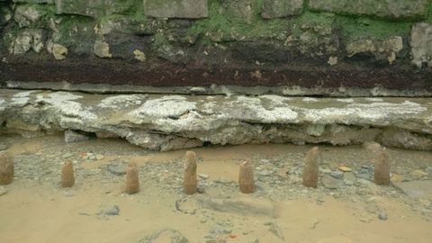 La falta de arena a causa del temporal deja a la vista los cimientos de la playa de San Lorenzo
