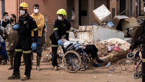 Bomberos trabajando en Paiporta tras el paso de la dana