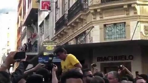 Momento en el que Bosonaro recibe la pu�alada