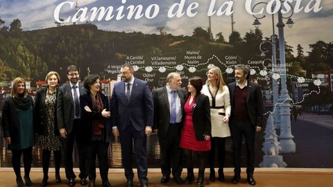 Por la izquierda, la diputada asturiana Gimena Llamedo; la delegada del Gobierno, Delia Losa; el consejero de Industria, Empleo, y Promocin Econmica, Enrique Fernndez; ; la consejera de Cultura, Poltica Llingstica y Turismo, Berta Pin; el presidente del Principado de Asturias, Adrin Barbn; el alcalde de Ribadesella, Ramn Canal; la diputada por Asturias, Adriana Lastra; la viceconsejera de Turismo, Graciela Blanco, y el consejero de Desarrollo Rural, Agroganadera y Pesca, Alejandro Calvo.