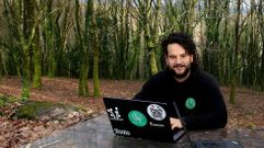 Agus, programador informtico, que a veces teletrabaja desde Anceu, en Ponte Caldelas, y otras desde Pontevedra, en una oficina colectiva.