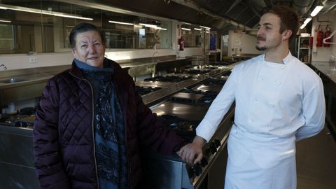 Cipriana Carabelos con su nieto Adrin Rodrguez, en el taller de cocina del CIFP Carlos Oroza de Pontevedra